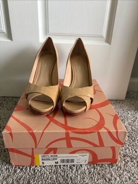 Vía Spiga Nude Peep-Toe Platform Pumps -